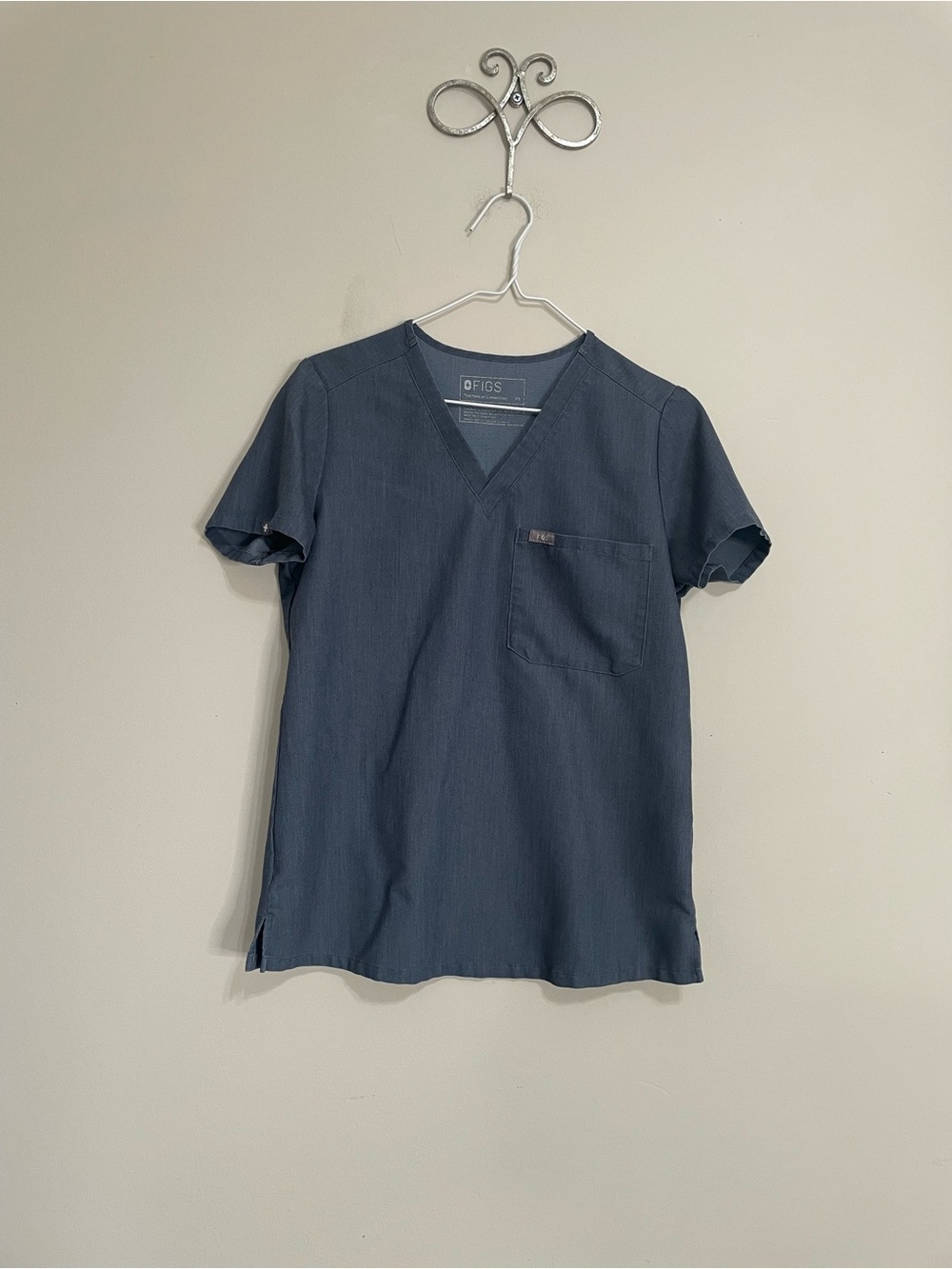 Figs  Gray V-Neck Scrub Top Size XXS
Medical Staff